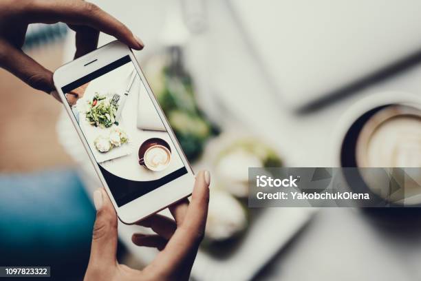 女性の手で彼女の食べ物の写真を撮る携帯電話を保持しています - 画像加工フィルタのストックフォトや画像を多数ご用意 - 画像加工フィルタ, 食べ物, 写真を撮る