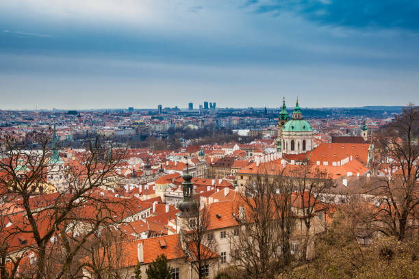 piękna praska starówka ujrzała punkt widokowy zamku praskiego wczesną wiosną - hradcany castle prague czech republic spring zdjęcia i obrazy z banku zdjęć