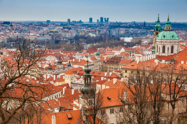 piękna praska starówka ujrzała punkt widokowy zamku praskiego wczesną wiosną - hradcany castle prague czech republic spring zdjęcia i obrazy z banku zdjęć