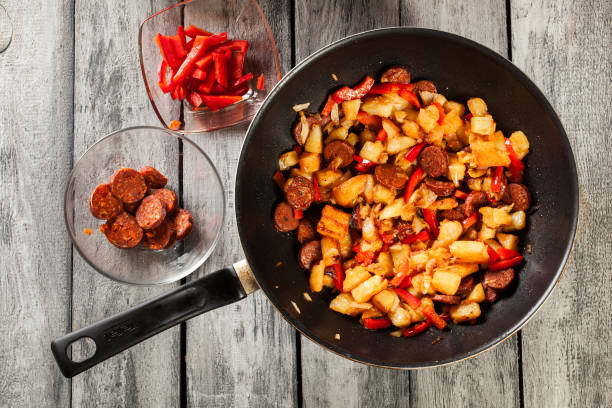 tortilla de patatas. gotowanie hiszpańskiego omletu z kiełbasą chori - tortilla de patatas zdjęcia i obrazy z banku zdjęć