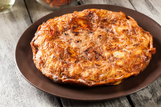 tortilla de patatas. omlet hiszpański z kiełbasą chorizo, ziemniakami, papryką i jajkiem, z oliwą z oliwek - tortilla de patatas zdjęcia i obrazy z banku zdjęć