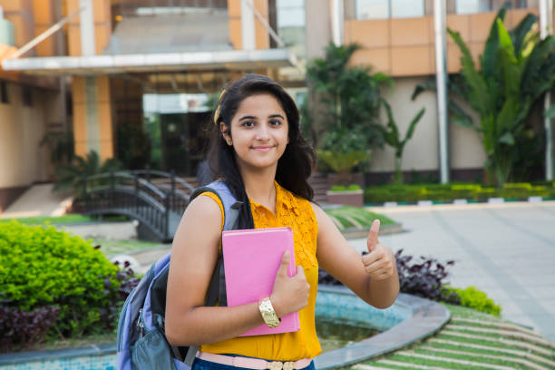 día en el campus - teenage girls pretty smile looking at camera waist up fotografías e imágenes de stock