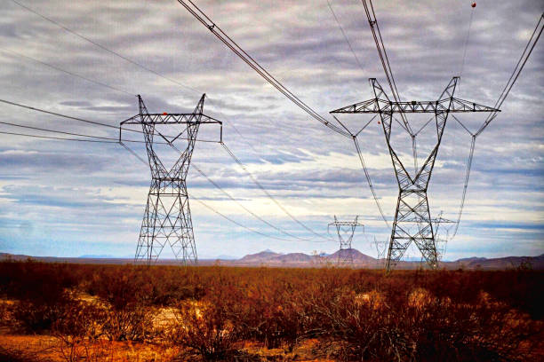 linee elettriche e l'orizzonte del deserto del mojave - arid climate asphalt barren blue foto e immagini stock