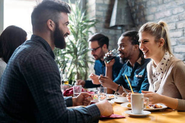 休憩時間に若い同僚の画像 - restaurant dining couple dinner ストックフォトと画像