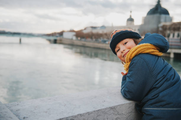 poco niño a turista admirando el río ródano desde el puente de bonaparte, lyon, francia. viajar con niños. - rhone bridge fotografías e imágenes de stock