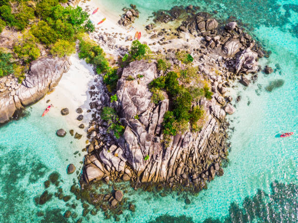 uma foto aérea sobre a ilha de koh lipe, tailândia. - recreational boat motorboat speedboat aerial view - fotografias e filmes do acervo