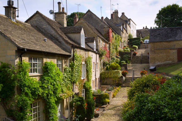 cottages de cotswold pittoresques bordent les vieux pavés des marches de chipping, tetbury - cotswold photos et images de collection