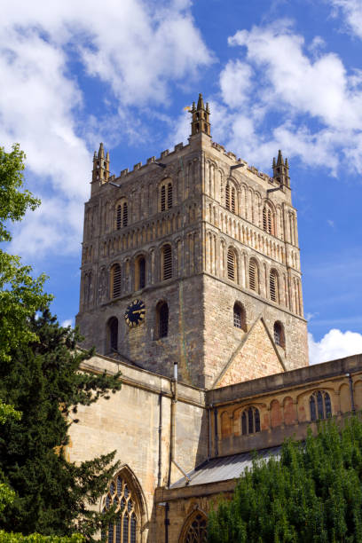 la torre de la histórica abadía de tewkesbury - tewkesbury abbey fotografías e imágenes de stock