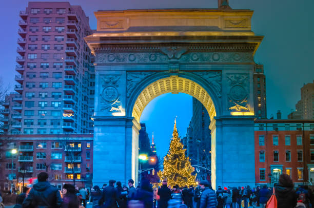weihnachtsbaum am washington square mit festlichen menschen downtown manhattan, nyc, usa - washington square triumphal arch stock-fotos und bilder