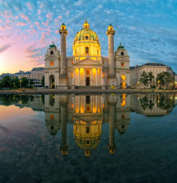 splendida vista della karlskirche con illuminazione e riflessione nell'acqua, vienna, austria - karlsplatz foto e immagini stock