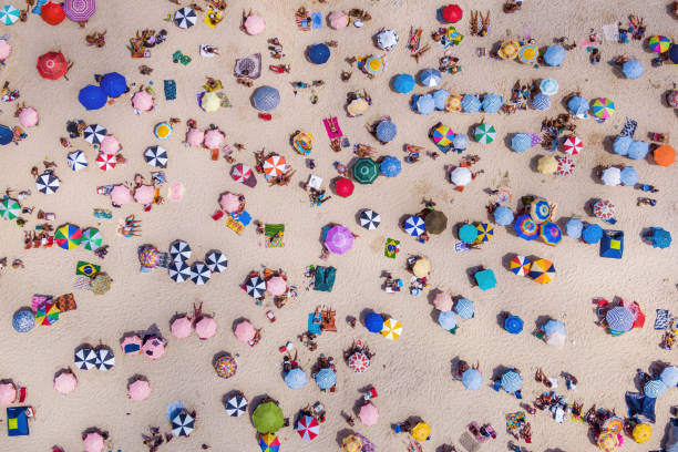 보기의 다채로운 우산과 사람들이 화창한 날, copacabana, 리오 데 자네이, 브라질에 있는 해변에서 휴식 - rio de janeiro copacabana beach ipanema beach brazil 뉴스 사진 이미지