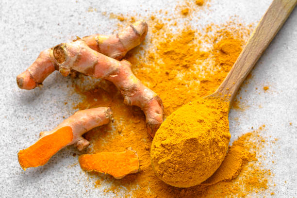 신선한 뿌리와 심 황 분말, 인도 향신료, 채식 요리에 대 한 건강 한 조미료 성분 - spice kitchen utensil herb curry powder 뉴스 사진 이미지