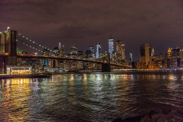 ブルックリン橋の夜 - east river riverbank waters edge suspension bridge ストックフォトと画像