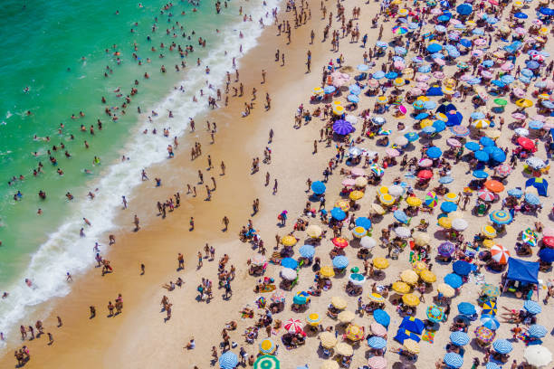 luftaufnahme der copacabana mit bunten sonnenschirmen und menschen im ozean baden - rio de janeiro copacabana beach ipanema beach brazil stock-fotos und bilder