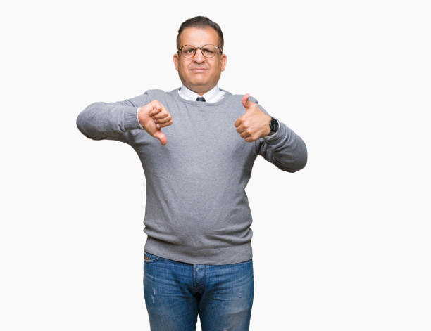il medioevo bussines arabo uomo che indossa occhiali su sfondo isolato facendo pollici su e giù, disaccordo ed espressione di accordo. conflitto folle - thumbs up human thumb human hand conflict foto e immagini stock