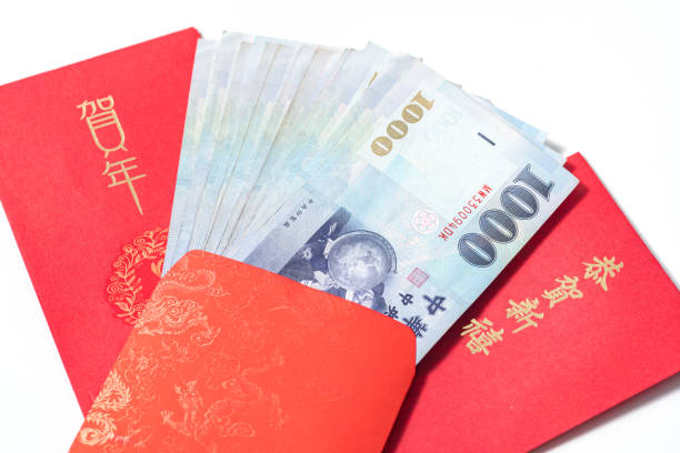 красный конверт пакет китайский новый год, hongbao с характером "с новым годом" на белом фоне для китайского нового года. перевод: удачи в этом г� - hongbao стоковые фото и изображения