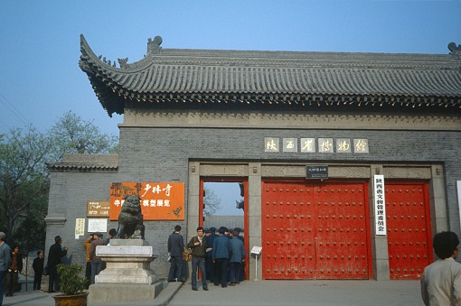 Xian Shi, Shaanxi Sheng, China, 1987. At Shaolin Temple Wenhuayuan. Furthermore: visitors and tourists.