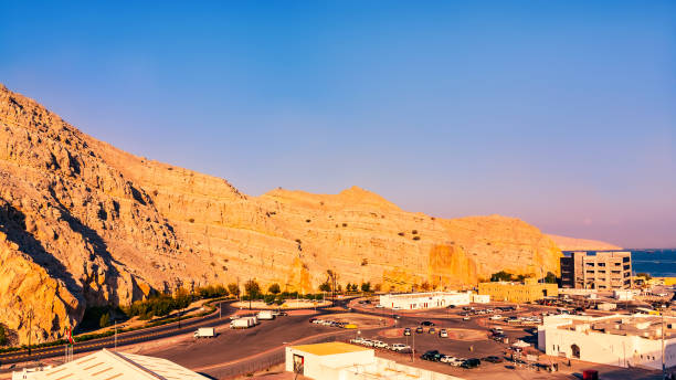 costa do mar do golfo de omã, um pequeno povoado ou cidade na costa - oman town arabia arabian peninsula - fotografias e filmes do acervo