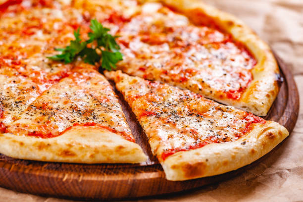 italian pizza margherita avec tomates et fromage mozzarella sur planche à découper en bois. gros plan - parmesan cheese cheese portion italian culture photos et images de collection