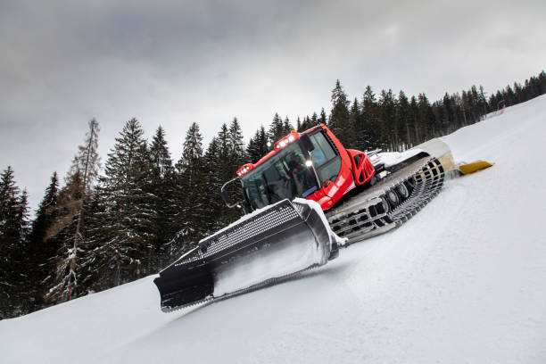 снег грумер - snowmobiling snow winter mountain стоковые фото и изображения