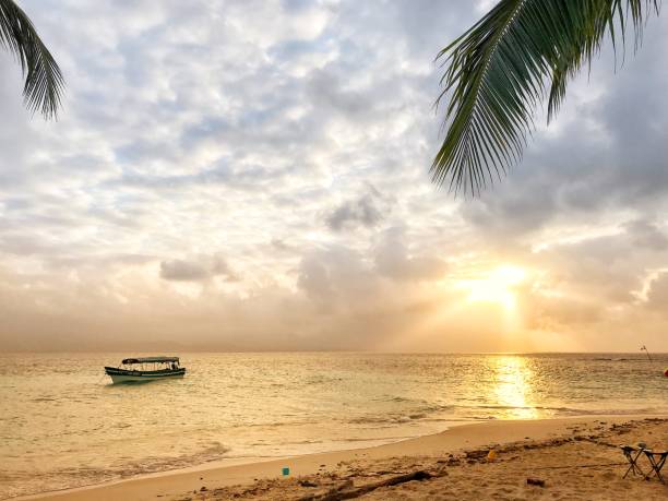 Sea - Beach - San Blas Islands Panamá Sunset at the island - San Blas Panamá kuna yala stock pictures, royalty-free photos & images