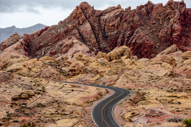 レッド ロック キャニオンの空の砂漠の道 - desert road road highway california ストックフォトと画像