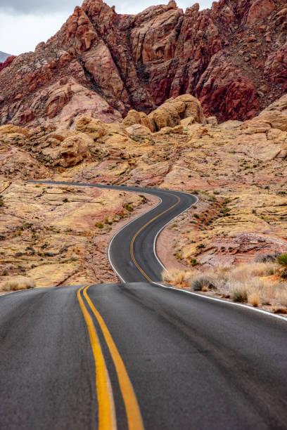 レッド ロック キャニオンの空の砂漠の道 - desert road road highway california ストックフォトと画像