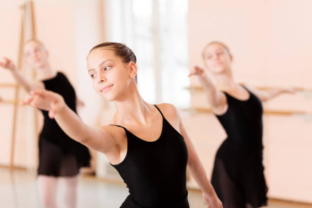 piccolo gruppo di ragazze adolescenti che praticano il balletto classico - scuola di danza classica foto e immagini stock
