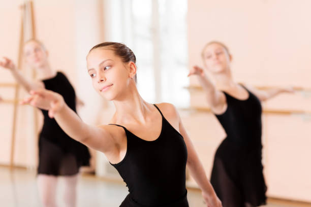 mała grupa nastoletnich dziewcząt praktykujących balet klasyczny - ballet teenager education ballet dancer zdjęcia i obrazy z banku zdjęć