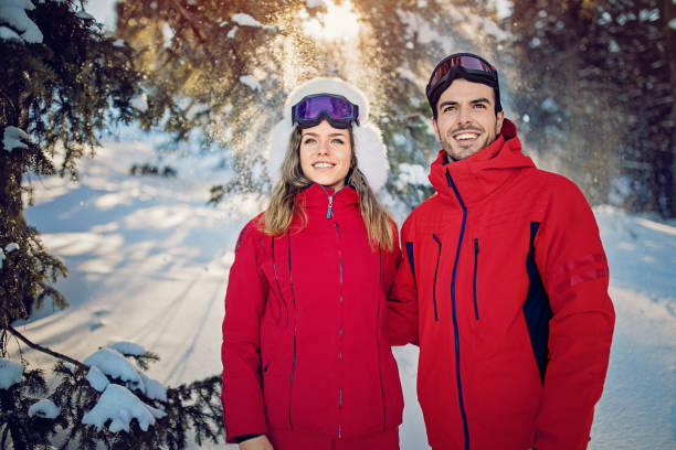 portret młodej pary cieszącej się lasem po nartach - skiing snow couple mountain zdjęcia i obrazy z banku zdjęć