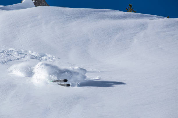 accidente de esquí en nieve fresca - ski insurance fotografías e imágenes de stock