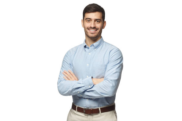 apuesto hombre de negocios sonriendo en pie azul de la camisa con los brazos cruzados, aislado sobre fondo blanco - cruce fotos fotografías e imágenes de stock