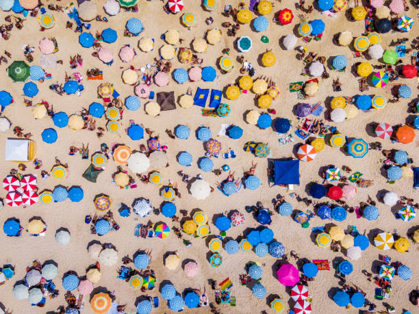 superior vista de coloridas sombrillas y gente relajante en la playa en un día soleado, copacabana, río de janeiro, brasil - brazil beach copacabana beach recreational pursuit fotografías e imágenes de stock