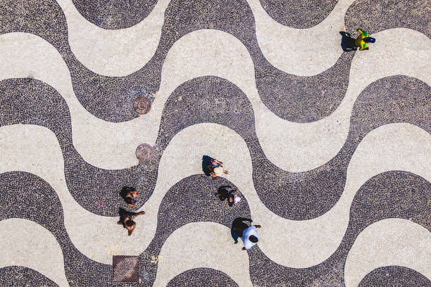 rio de janeiro, бразилия, вид на людей, гуляя по iconic тротуару копакабана - rio de janeiro copacabana beach ipanema beach brazil стоковые фото и изображения