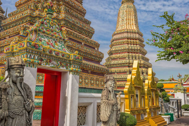 wat pho es el hermoso templo en bangkok, tailandia. - wat pho fotografías e imágenes de stock