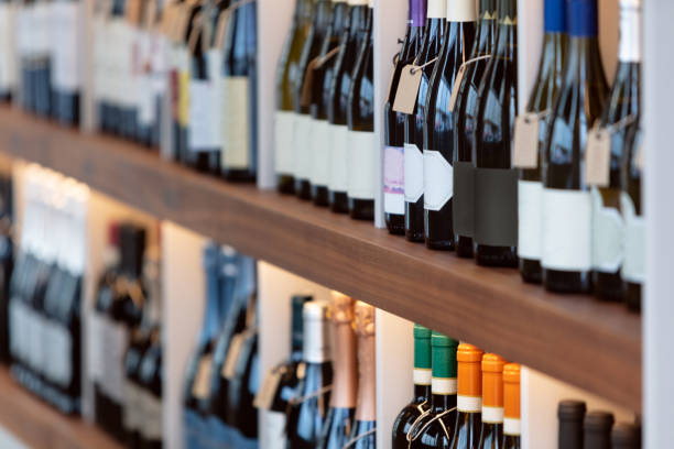 weine in regalen gestapelt - wine bottle store collection alcohol stock-fotos und bilder
