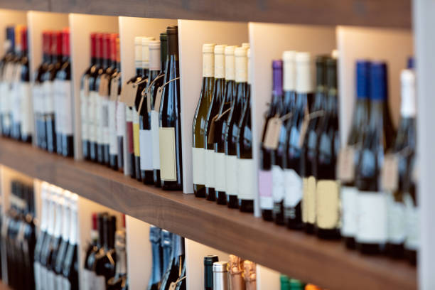 close-up de botellas de vino en la tienda - wine cellar liquor store wine rack fotografías e imágenes de stock