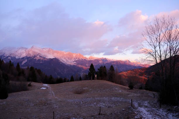 冬の夕日、krn 山 - extreme terrain powder snow winter snow ストックフォトと画像