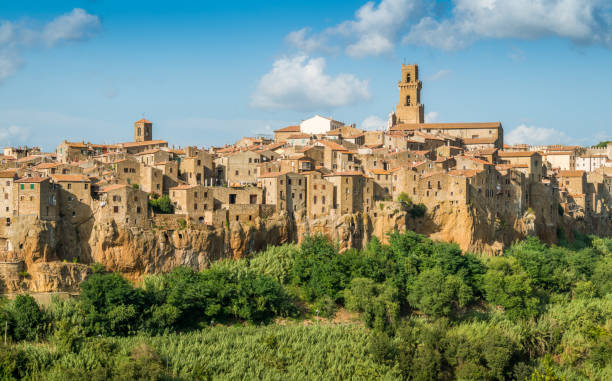 vista panorámica de pitigliano en una tarde soleada de verano. provincia de grosseto, toscana, italia. - grosseto province fotografías e imágenes de stock