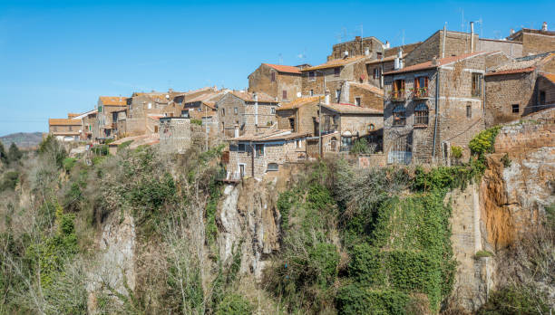 vue panoramique à barbarano romano, village médiéval, dans la province de viterbo, latium, italie. - viterbo province photos et images de collection