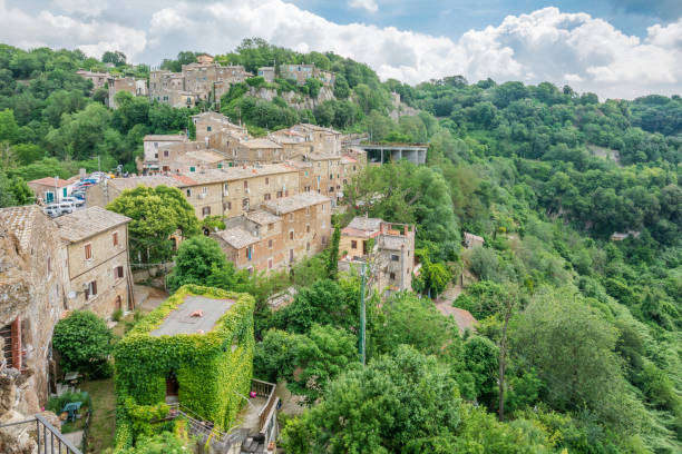 vista panoramica a calcata, provincia di viterbo, lazio, italia. - viterbo province foto e immagini stock