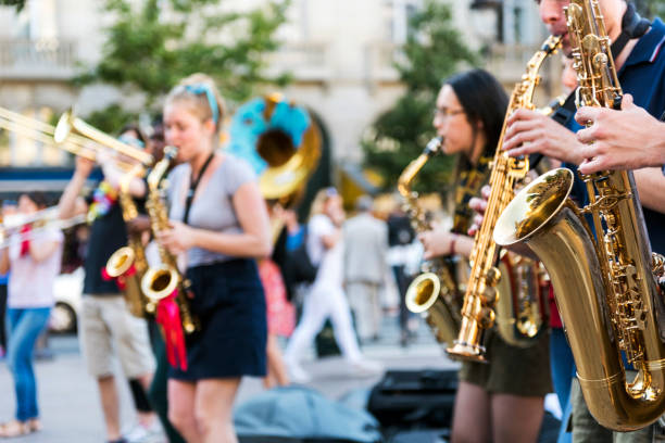 o desencapado brass band tocando em paris, frança - close up musical instrument saxophone jazz - fotografias e filmes do acervo