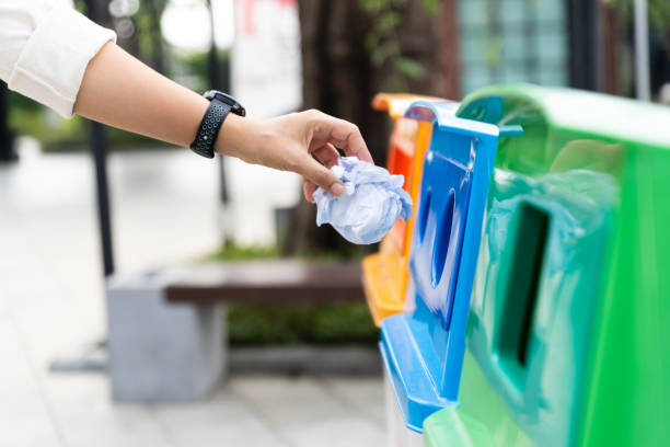 zbliżenie portret kobieta ręka rzucanie zmięty papier w koszu na śmieci. - paper crumpled wastepaper basket garbage zdjęcia i obrazy z banku zdjęć