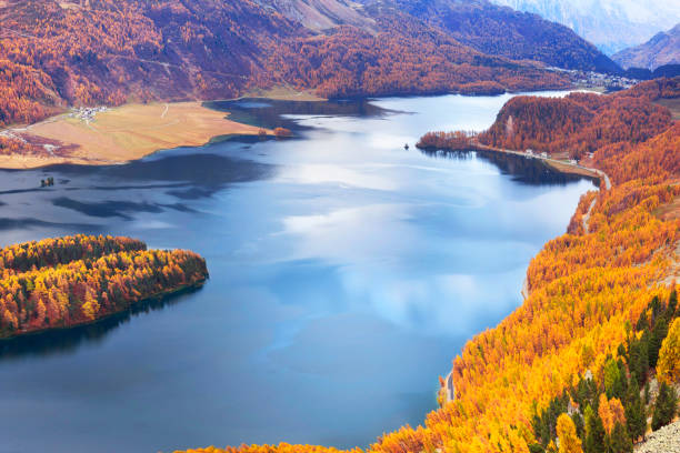 lake zyls or zyls see (silsersee) - corvatsch imagens e fotografias de stock