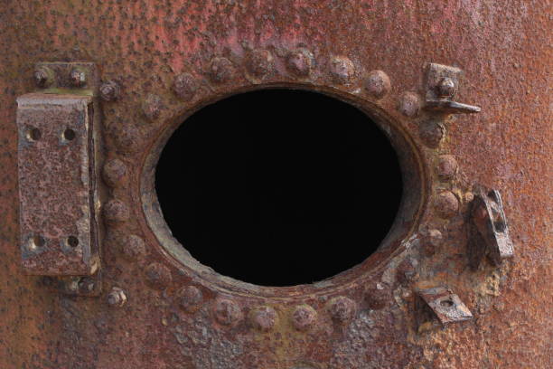 tubo metallico arrugginito con buco nero - water pipe rusty dirty equipment foto e immagini stock