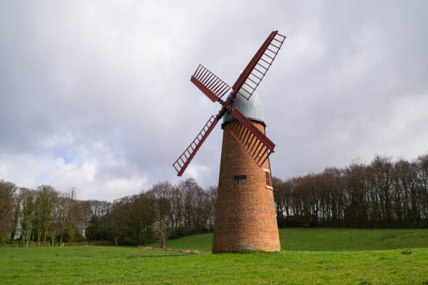 moulin à vent en haigh - water pumping windmill photos et images de collection