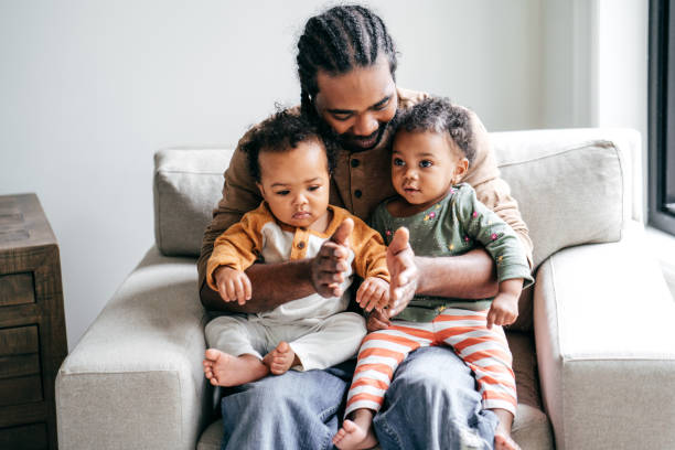 happiness to be on parental leave with two kids - twin imagens e fotografias de stock