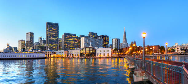 skyline de san francisco en busca de muelle 7 en la hora de la noche - pier seven fotografías e imágenes de stock