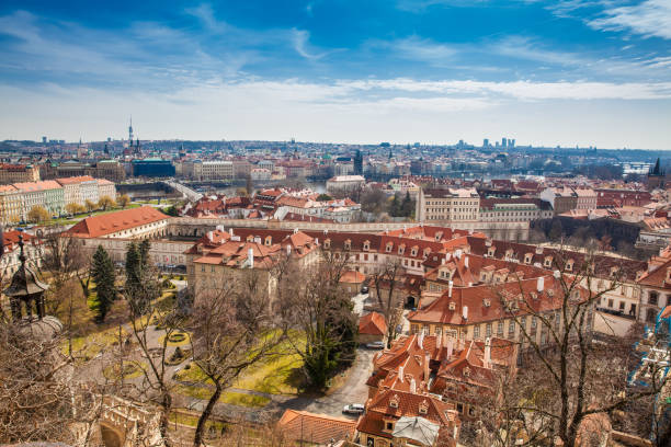 piękna praska starówka ujrzała punkt widokowy zamku praskiego wczesną wiosną - hradcany castle prague czech republic spring zdjęcia i obrazy z banku zdjęć