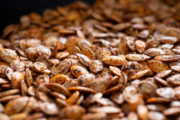 semillas de calabaza tostadas - pepita de calabaza fotografías e imágenes de stock